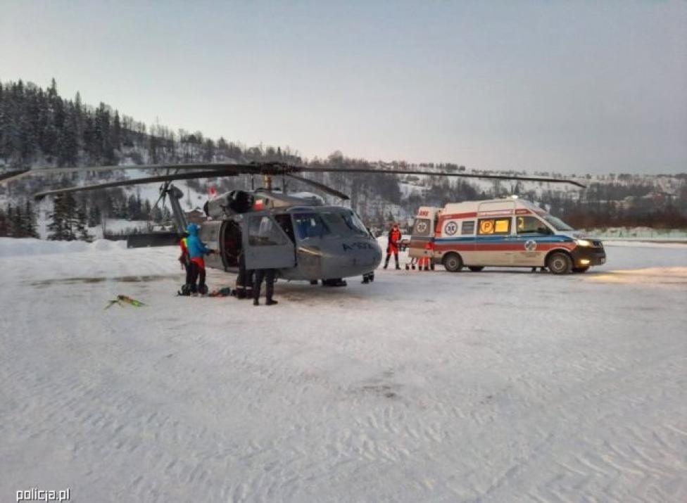 Policyjny Black Hawk S-70i przetransportował poszkodowaną, która złamała nogę na górskim szlaku (fot. policja.pl)