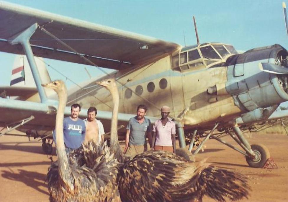 Polscy agrolotnicy w Sudanie - wizyta strusi na lądowisku roboczym (fot. archiwum Lesława Karsta)
