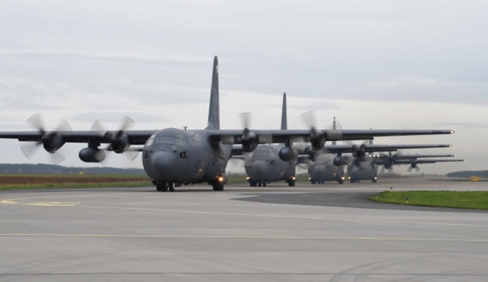 Polskie i amerykańskie samoloty C-130 Hercules na lotnisku w Powidzu (fot. Luiza Wawrzyniak-Kozera)