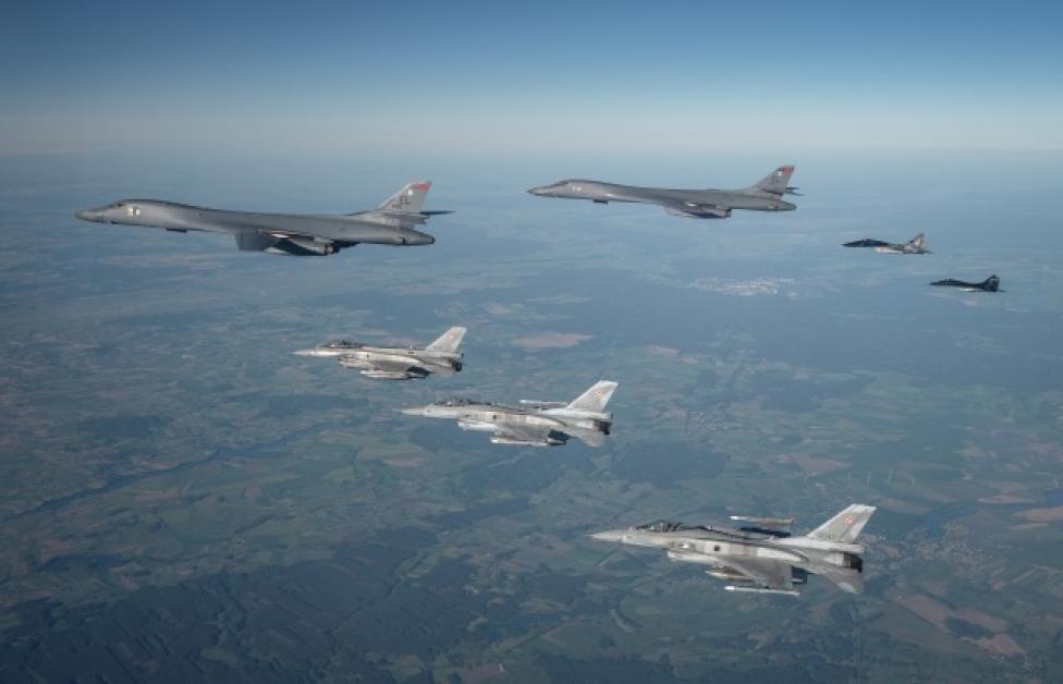 Polskie samoloty F-16 i MiG-29 eskortują dwa amerykańskie bombowce B-1B (fot. Piotr Łysakowski)