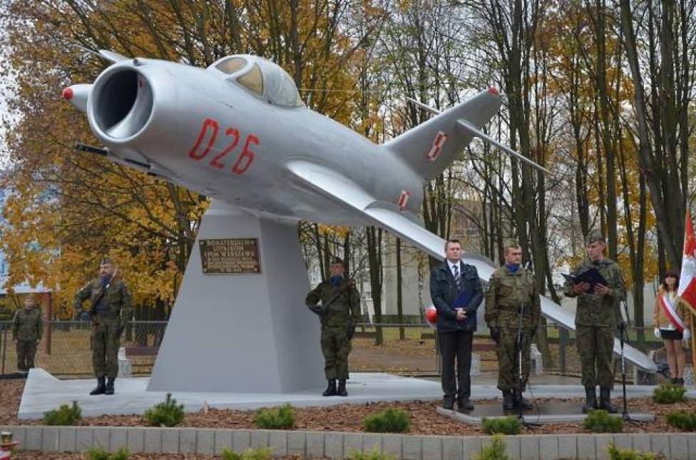 Odsłonięcie pomnika Bohaterskich Lotników 1. Pułku Lotnictwa Myśliwskiego "Warszawa"