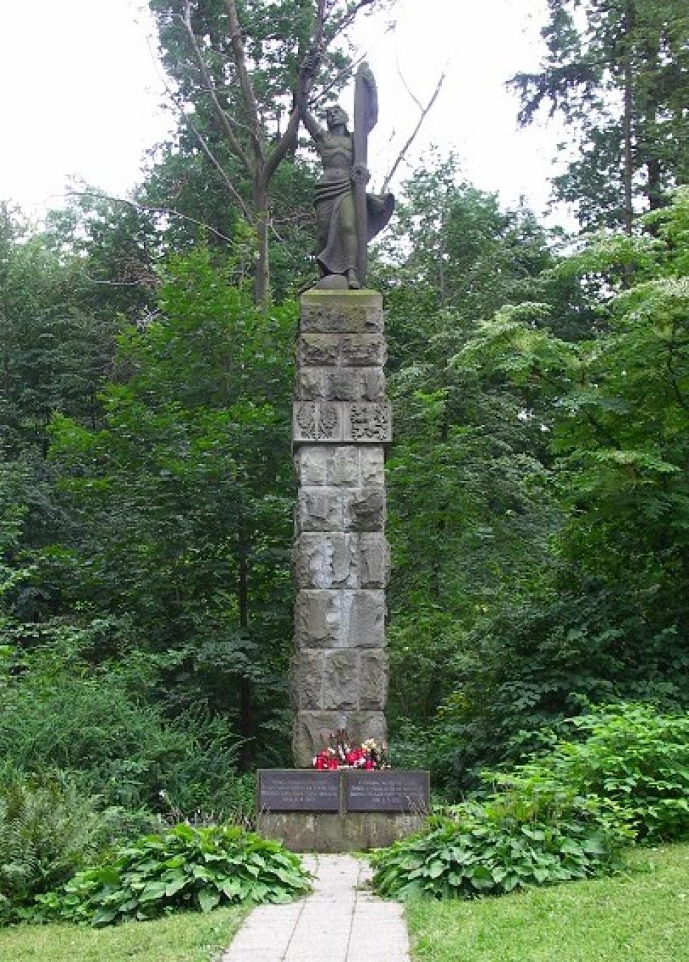Pomnik Lotnika na Żwirkowisku w Cierlicku Kościelcu (fot. Augiasz/CC BY-SA 3.0/Wikimedia Commons)