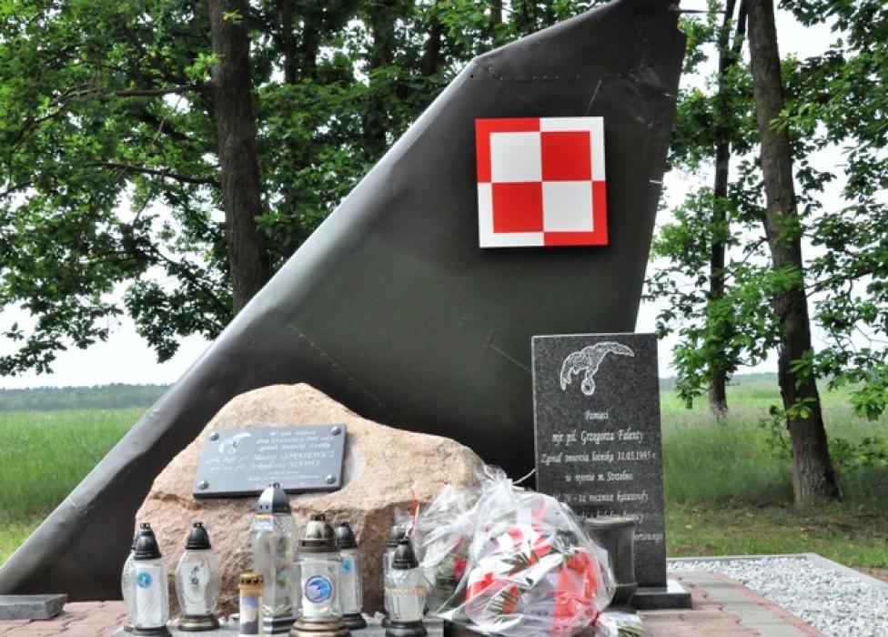 Pomnik upamiętniający katastrofę Su-22 w Powidzu i poległych pilotów (fot. kpt. Martyna Fedro-Samojedny)