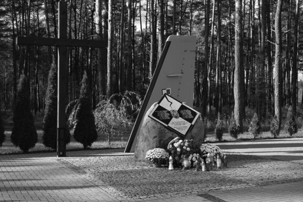 Pomnik upamiętniający żołnierzy, którzy zginęli w katastrofie CASA C-295M pod Mirosławcem (fot. 12.BBSP)