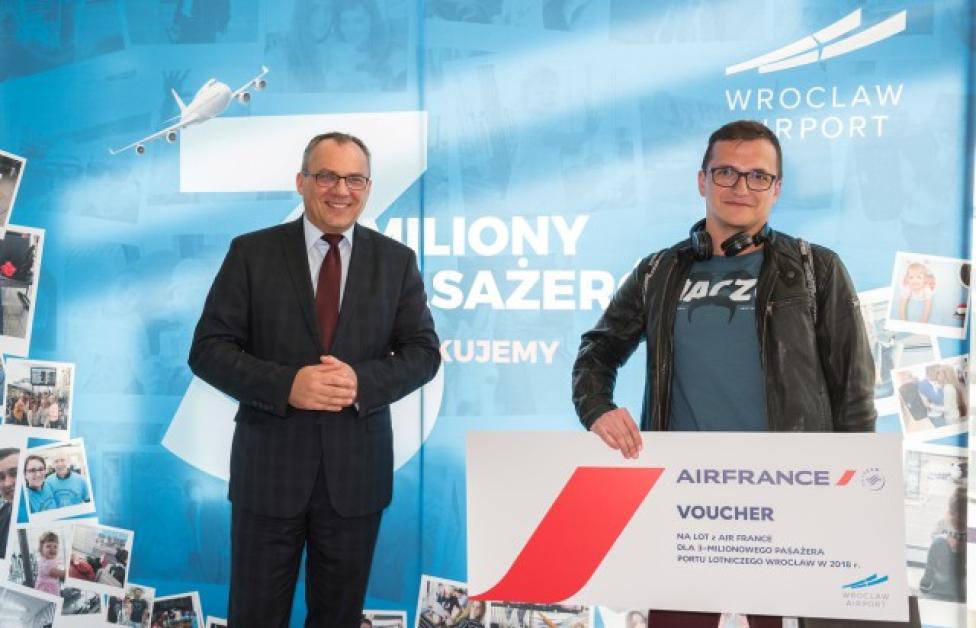 Trzymilionowy pasażer - pan Karol z Dariuszem Kusiem, prezesem wrocławskiego lotniska (fot. Port Lotniczy Wrocław)