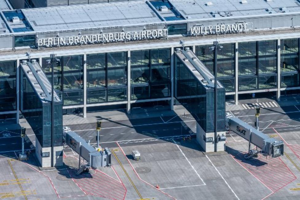 Port Lotniczy Berlin-Brandenburg im. Willy’ego Brandta - terminal od strony płyty lotniska (fot. Berlin Airport/FB)