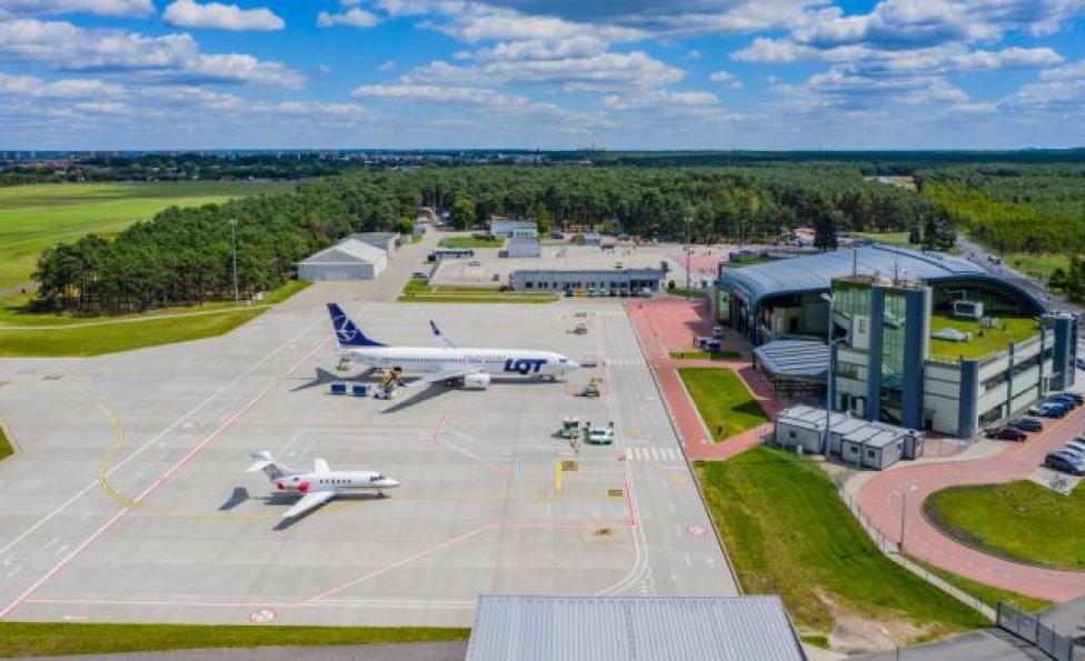 Port Lotniczy Bydgoszcz - widok z góry na terminal i samoloty na płycie (fot. plb.pl)