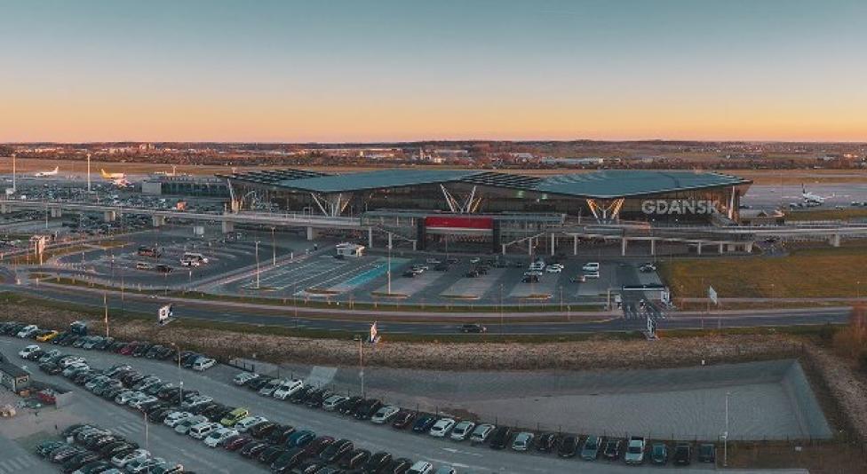 Port Lotniczy Gdańsk - widok na terminal z daleka (fot. airport.gdansk.pl)