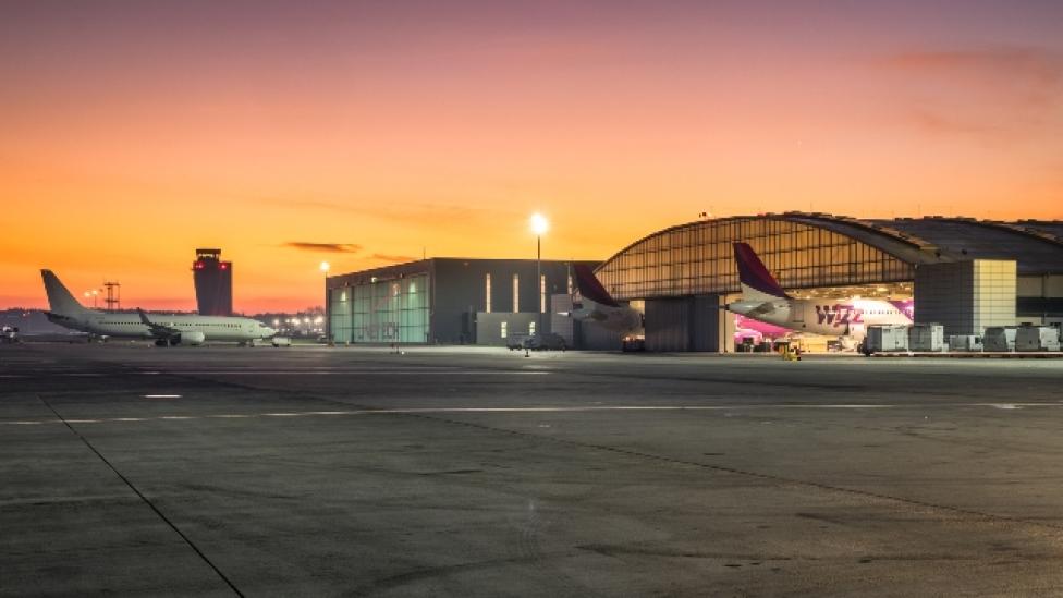 Port Lotniczy Katowice - hangary o zachodzie słońca (fot. Piotr Adamczyk)