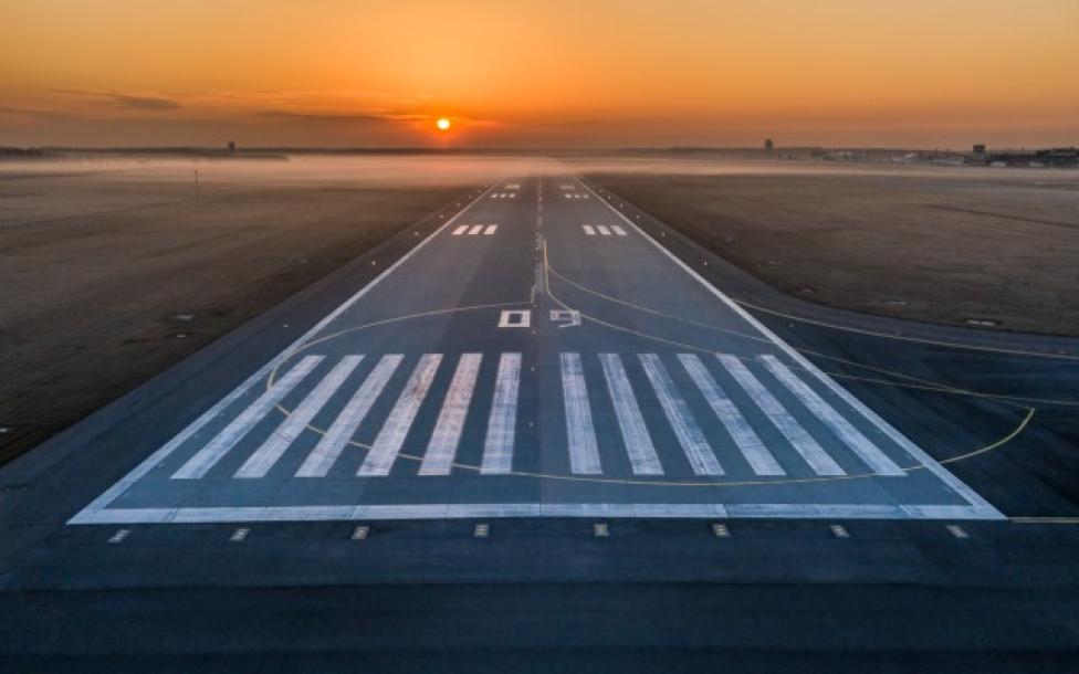 Port Lotniczy Katowice - pas startowy o zachodzie słońca we mgle - kierunek 09 (fot. Piotr Adamczyk)