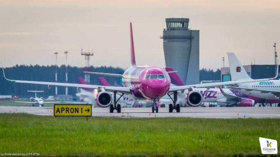 Port Lotniczy Katowice – samoloty na tle nowej wieży (fot. Piotr Adamczyk/PR KTW)