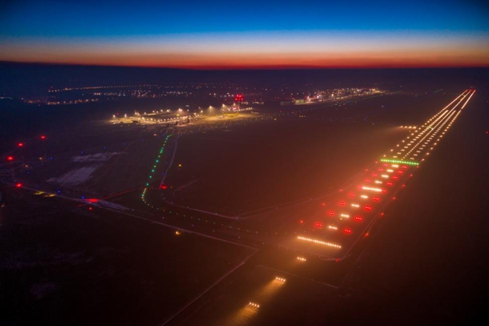 Port Lotniczy Katowice - widok z góry z ukosa na lotnisko i pas startowy (fot. Piotr Adamczyk)
