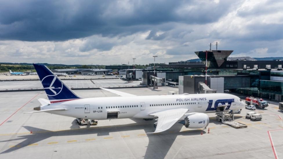 Port Lotniczy Kraków - widok na płytę postojową, samolot i terminal (fot. fotoair.com.pl)
