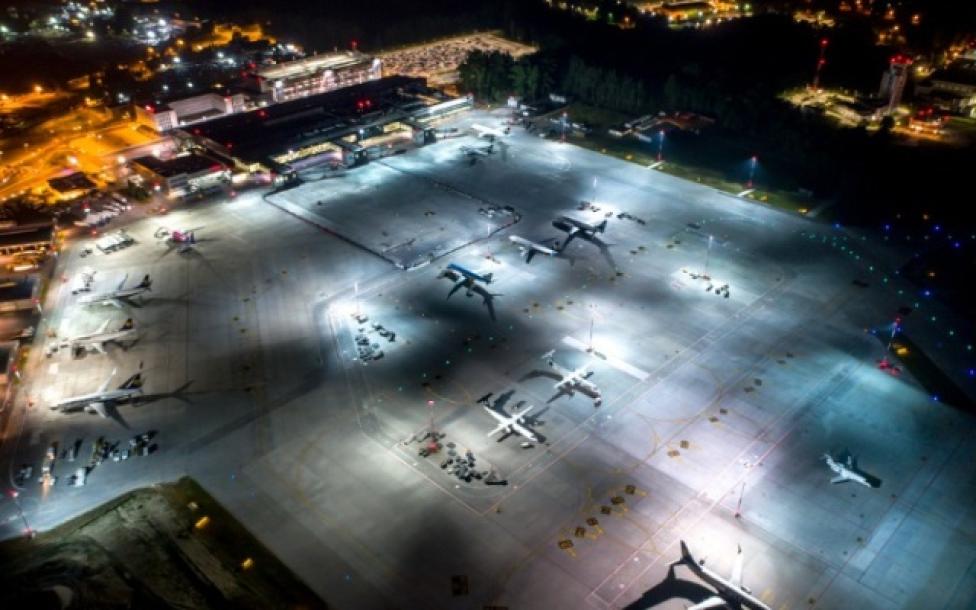 Port Lotniczy Kraków - widok z góry na płytę lotniska w nocy (fot. Kraków Airport)