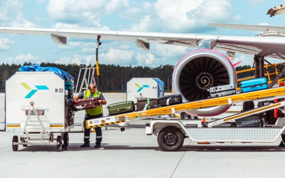 Port Lotniczy Olsztyn-Mazury - załadunek bagażu do samolotu na płycie (fot. Port Lotniczy Olsztyn-Mazury/FB)