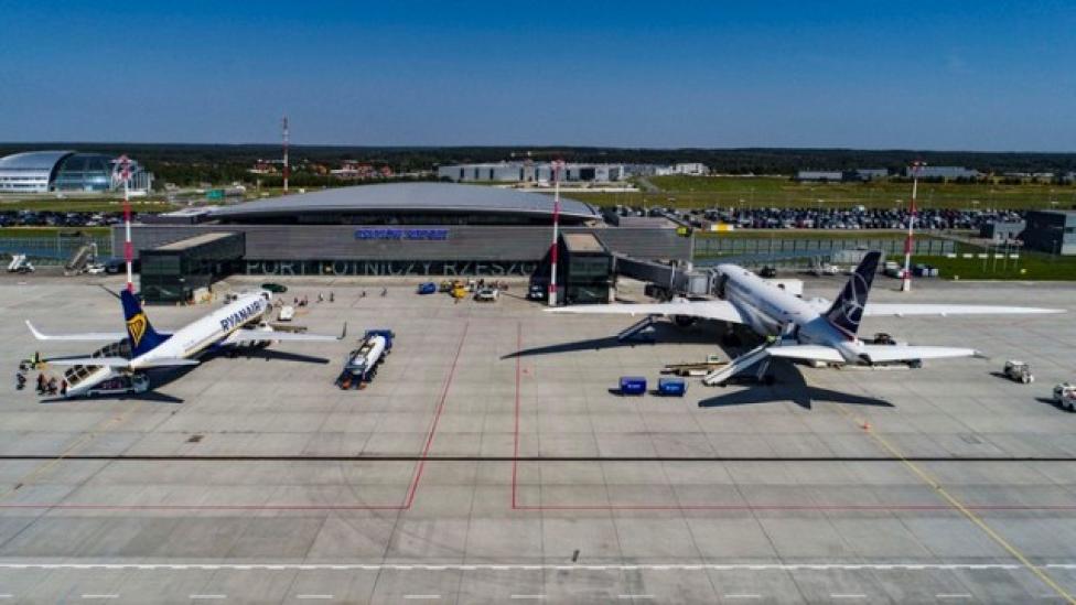 Port Lotniczy Rzeszów-Jasionka - dwa samoloty na płycie przed terminalem (fot. rzeszowairport.pl)