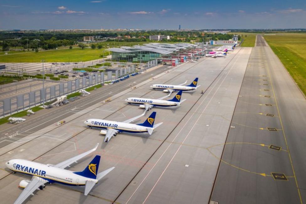 Port Lotniczy Wrocław - widok z góry na samoloty na płycie i terminal (fot. Piotr Mitelski)