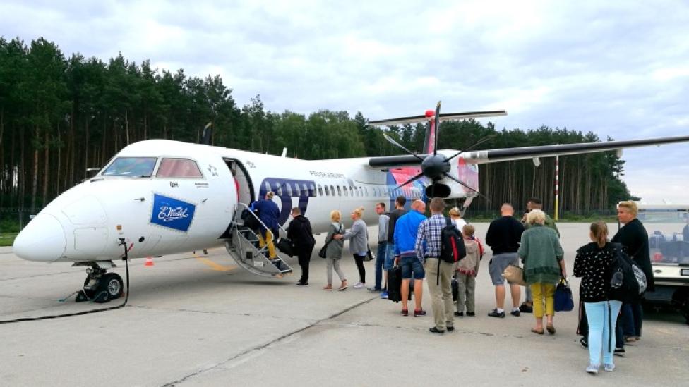 Port Lotniczy Zielona Góra - pasażerowie wsiadają do samolotu Bombardier Q400 (fot. airport.lubuskie.pl)