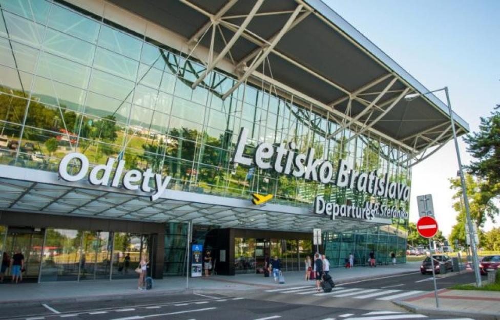 Port Lotniczy w Bratysławie – terminal (fot. dutyfreeinformation.com)