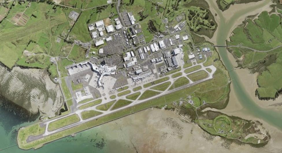 Port lotniczy Auckland - widok z góry na całe lotnisko (fot. Land Information New Zealand/CC BY 4.0/Wikimedia Commons)