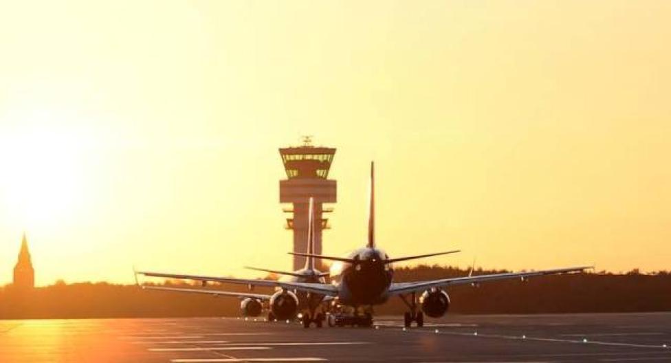 Port lotniczy Bruksela - samoloty i wieża (fot. BrusselsAirport/Facebook)
