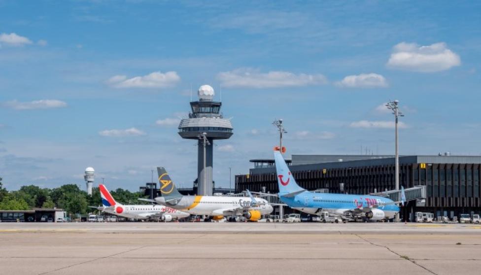 Port Lotniczy Hanower - samoloty na płycie i wieża (fot. Hannover Airport/FB)