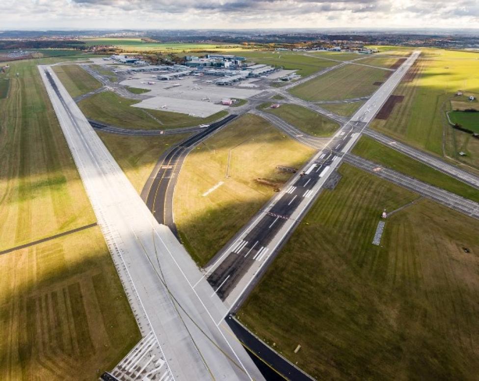 Port lotniczy Praga im. Václava Havla - widok z góry na przecinające się pasy startowe (fot. Prague Airport /FB)