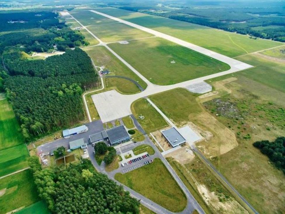 Port lotniczy Zielona Góra-Babimost - widok z góry na pas startowy (fot. polish-airports.com)