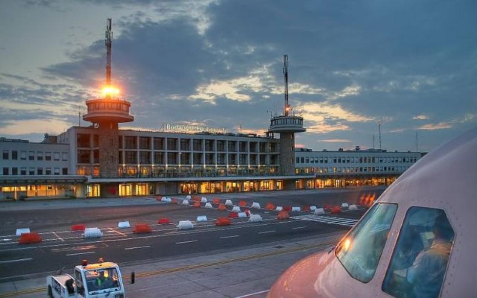 Port lotniczy im. Ferenca Liszta w Budapeszcie - terminal 1 (fot. Raimond Spekking/CC BY-SA 4.0/Wikimedia Commons)