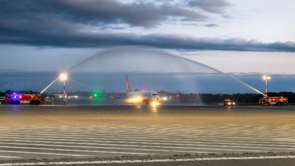 Powitanie salutem wodnym samolotu linii SkyUp na łódzkim lotnisku (fot. Igor Kuciel)
