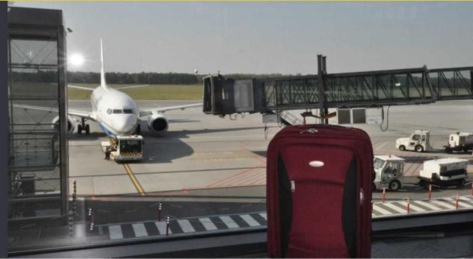 Pozostawiony bagaż w terminalu Portu Lotniczego Wrocław (fot. nadodrzanski.strazgraniczna.pl)
