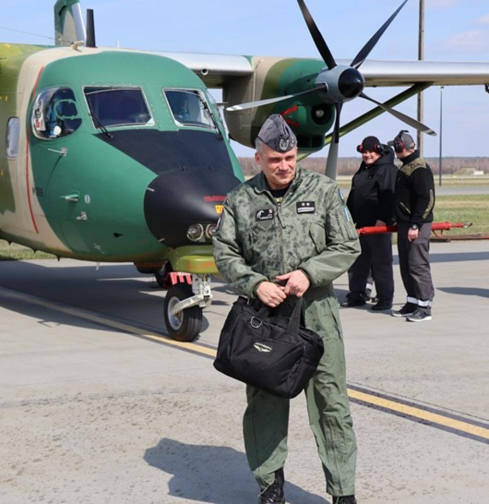Ppłk pil. Artur Dobraczyński przed samolotem M-28 Bryza (fot. Urszula Krzemińska)