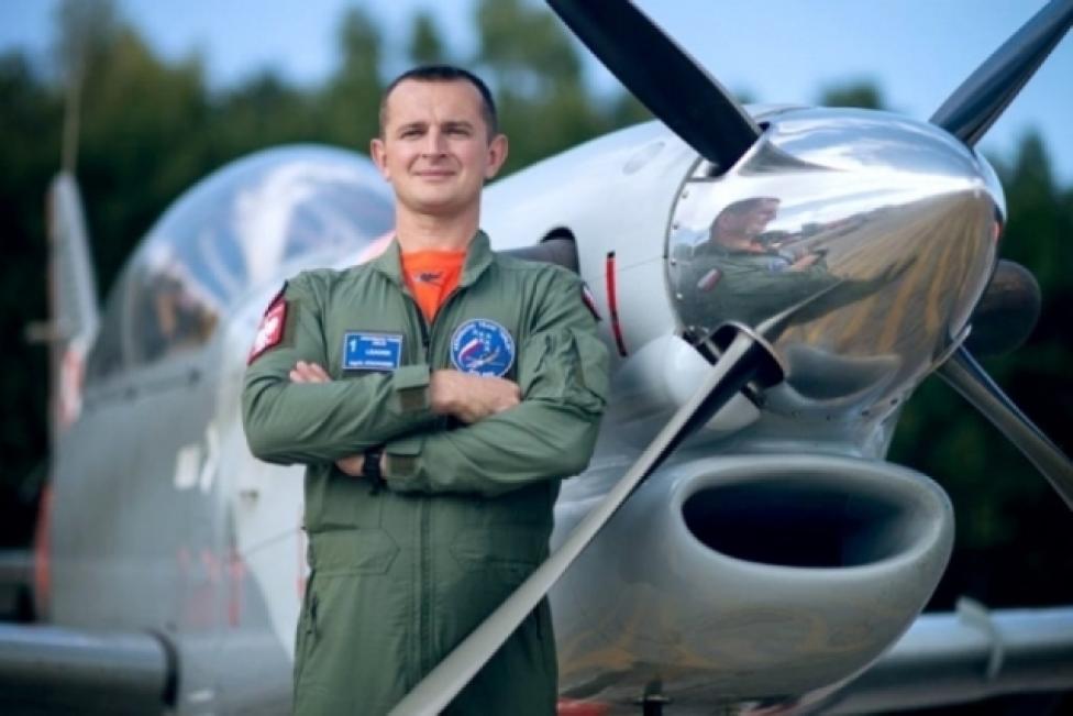 Ppłk pil. Dariusz Stachurski przed samolotem PZL-130 Orlik (fot. orlik.wp.mil.pl)