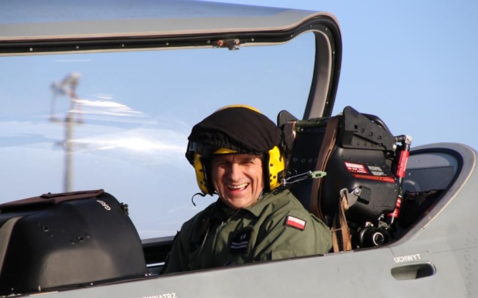 Ppłk pil. Sebastian Kwiecień za sterami samolotu PZL-130 Orlik (fot. Anna Kuna)