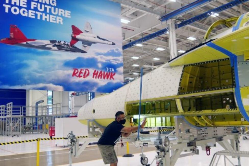 Prace przy łączeniu części kadłuba pierwszego egzemplarza Boeinga T-7A Red Hawk (fot. Boeing)