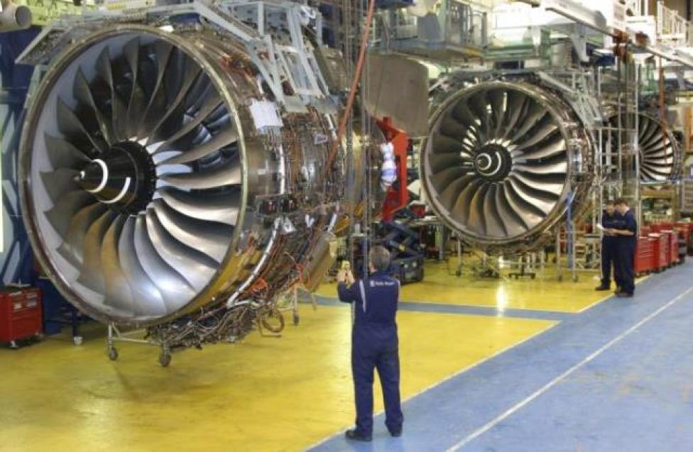Pracownicy przy silnikach lotniczych Rolls-Royce (fot. Rolls-Royce)