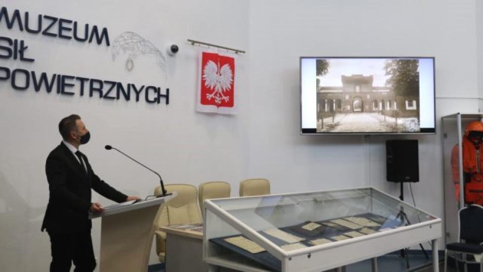 Prezentacja albumu zdjęć i dokumentów z okresu powstania lotniskowego kompleksu wojskowego w Dęblinie (fot. muzeumsp.pl)