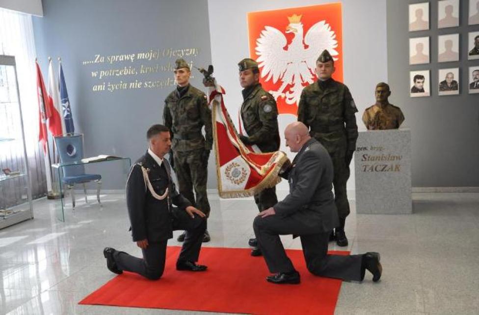 Przekazanie dowodzenia 16. batalionie remontu lotnisk (fot. 16brl.wp.mil.pl)