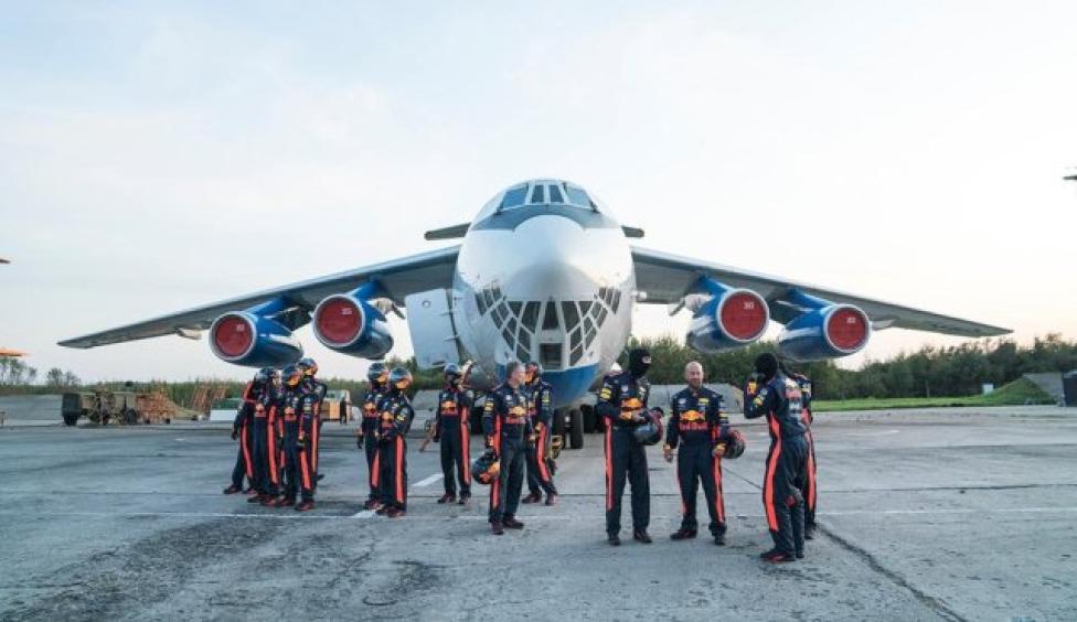 Przygotowania do perfekcyjnego pit-stopu na pokładzie samolotu Ilyushin Il-76 MDK (fot. Denis Klero / Red Bull Content Pool)