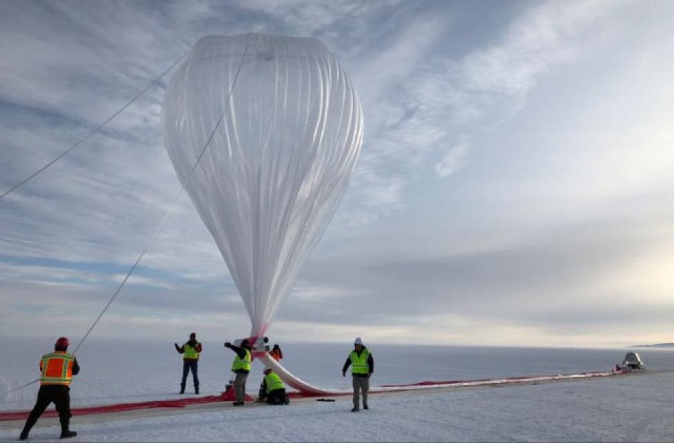 Przygotowanie balonu stratosferycznego (fot. earthobservatory.nasa.gov)