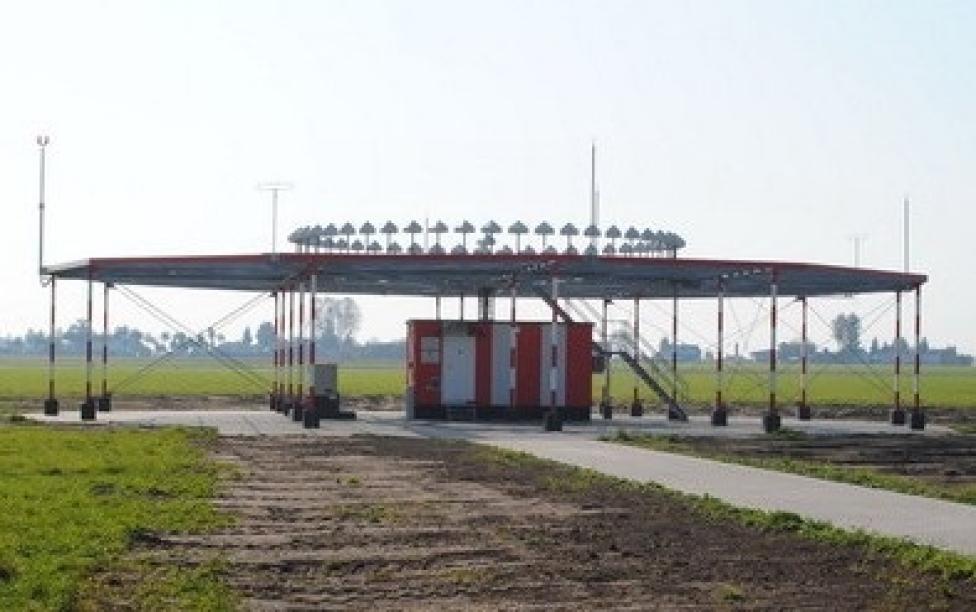 Radiolatarnia na radomskim lotnisku (fot. PAŻP)