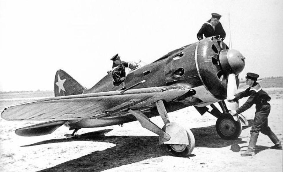 Radziecki myśliwiec I-16 podczas bitwy nad Chałchin-Goł (fot. soviet reporter/Domena publiczna/Wikimedia Commons)