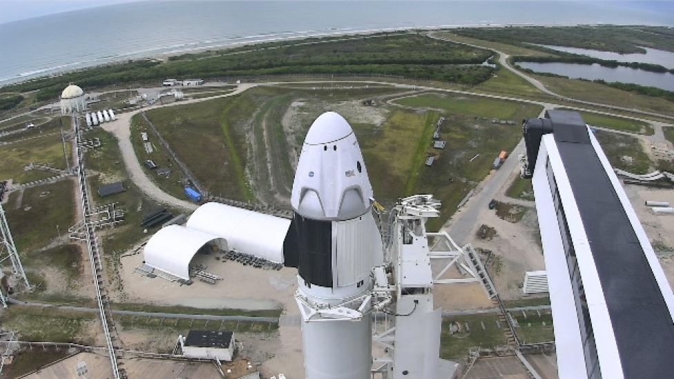 Rakieta Falcon 9 i kapsuła Crew Dragon na stanowisku startowym 39A w Centrum Kosmicznym - widok z góry (fot. NASA TV)