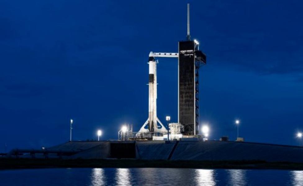 Rakieta SpaceX Falcon 9 i statek kosmiczny Dragon - kompleks startowy 39A na Florydzie nocą (fot. SpaceX/Twitter)