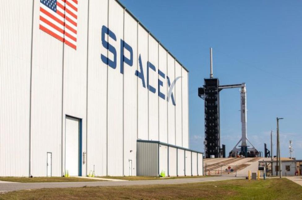 Rakieta SpaceX Falcon 9 z Crew Dragon na szczycie czeka na start (fot. NASA / Kim Shiflett)