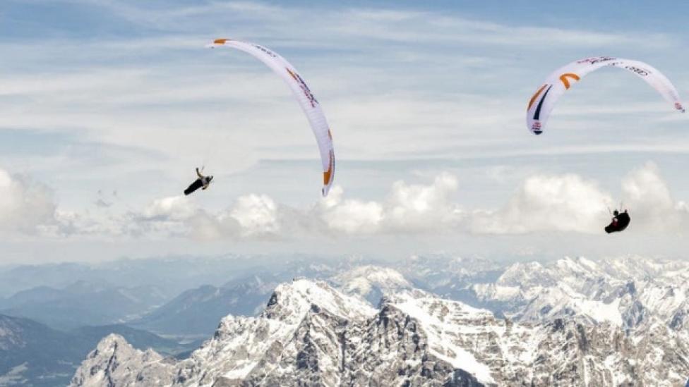 Red Bull X-Alps - dwie paralotnie w locie nad Alpami (fot. redbullxalps.com)