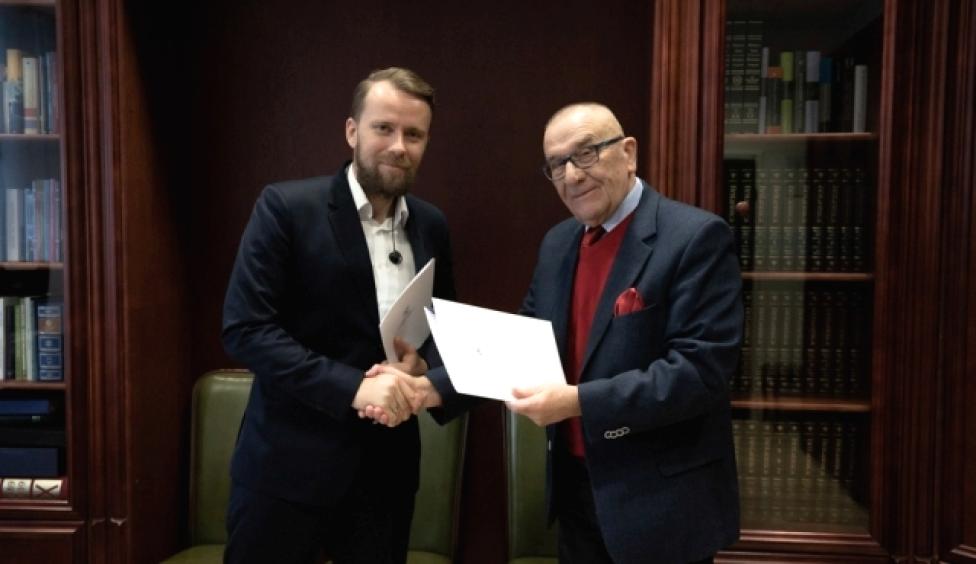 Wiceprezes PLL LOT Maciej Wilk i Rektor WSIiZ dr Wergiliusz Gołąbek podpisali umowę (fot. WSIiZ w Rzeszowie)