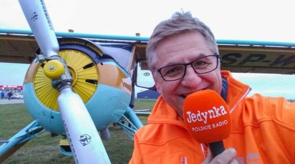 Roman Czejarek na tle samolotu (fot. polskieradio.pl)
