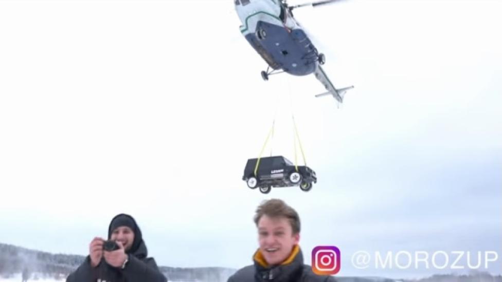 Rosjanin zrzucił swojego Mercedesa-AMG G 63 z helikoptera (fot. kadr z filmu na youtube.com)