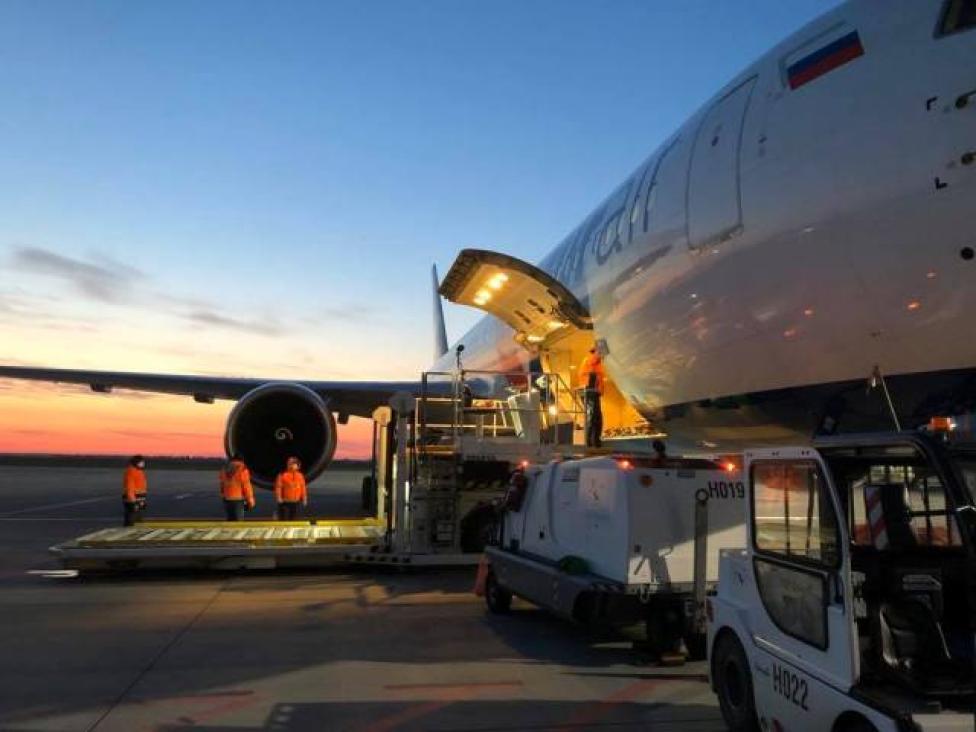 Rozładunek samolotu Boeing 767-300ER linii Azur Air w Porcie Lotniczym Lublin (fot. Lublin Airport)